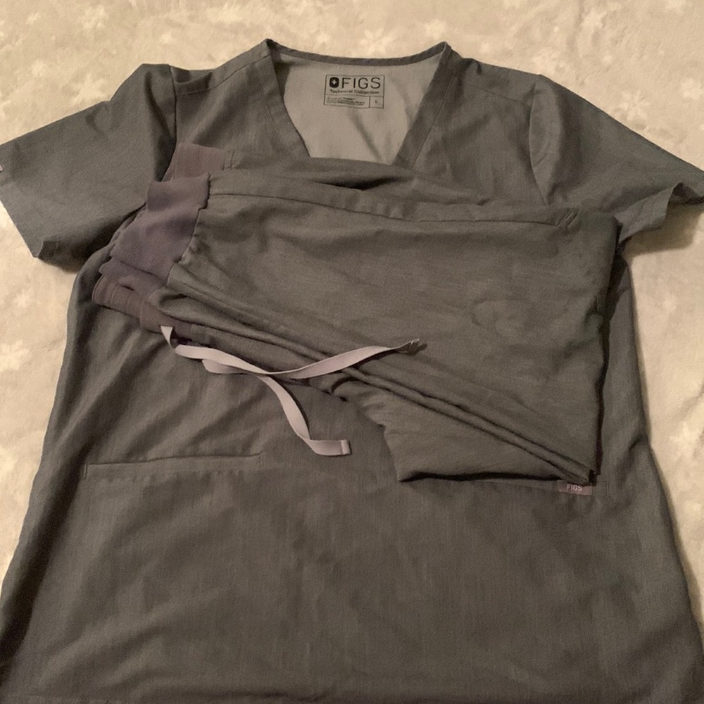 Figs Set Gray L top MP bottoms